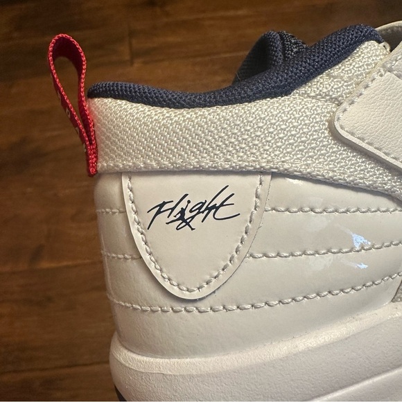 Jordan Max Aura 6 Little Kids' Shoes (White/VarsityRed/Midnight Navy) Size 12c - Picture 8 of 13